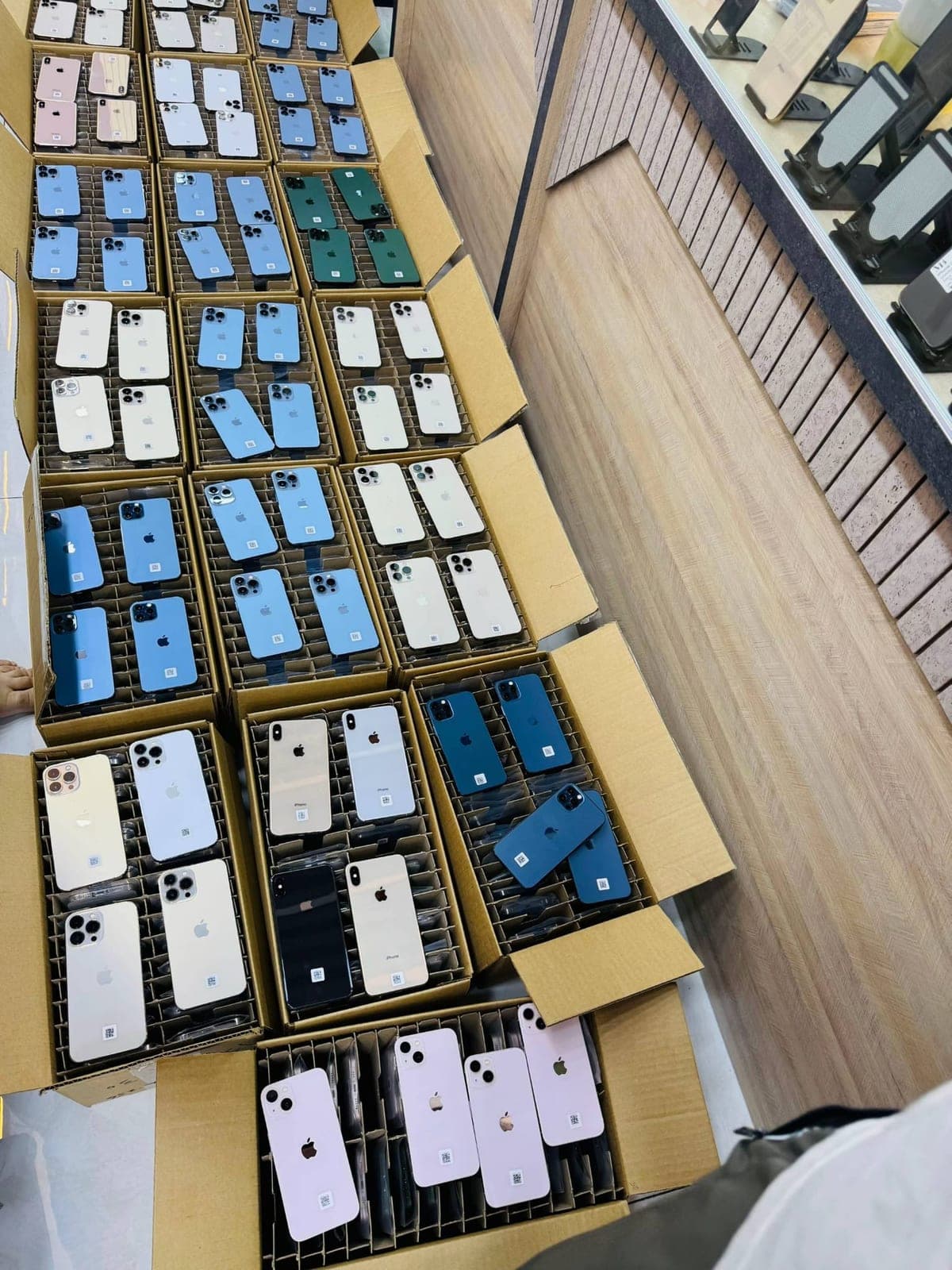 iPhone Premium Mix Pallet, 30 unlocked Apple smartphones Grade A+, hero shot