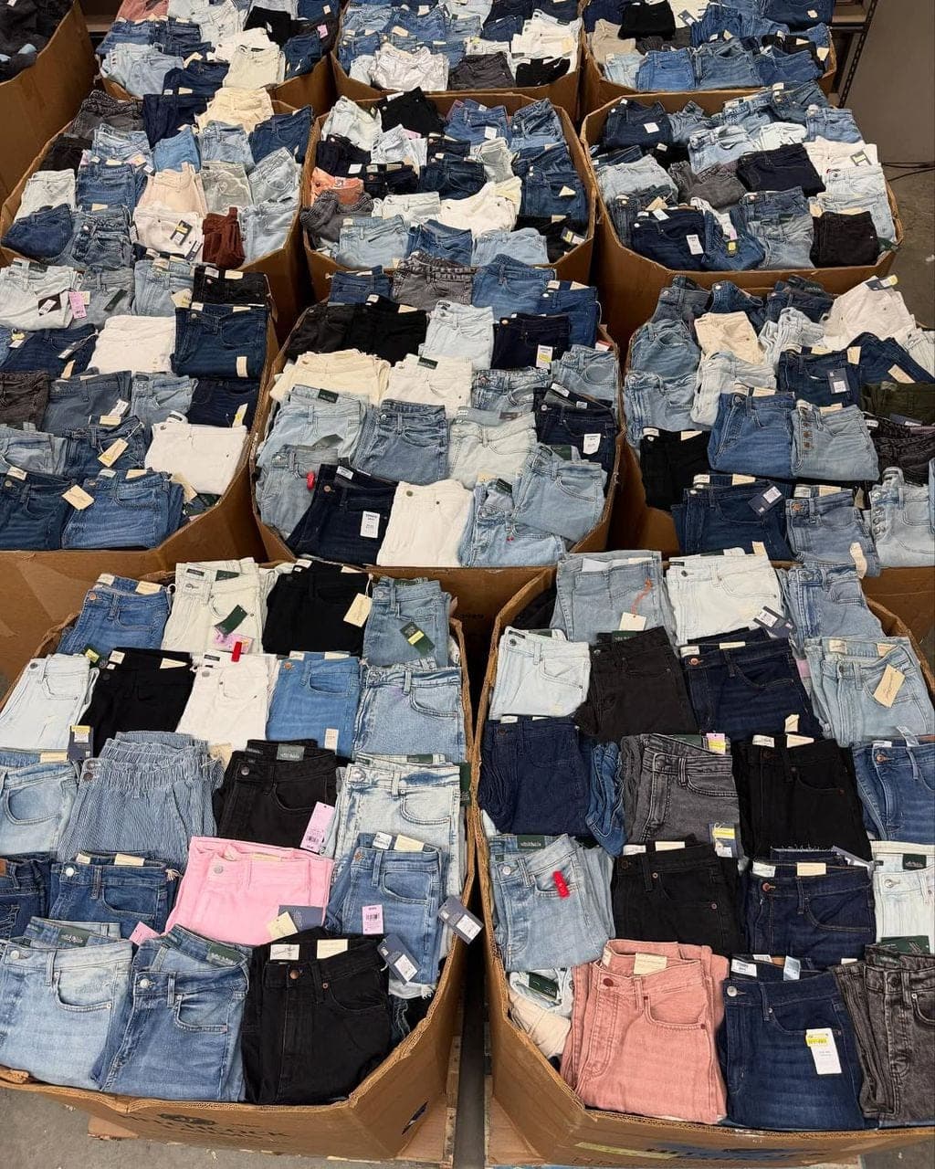 Mixed brand jeans Grade A wholesale pallet of 500 pieces stacked and shrink wrapped in US warehouse