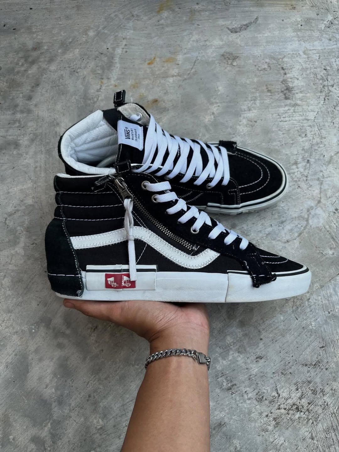 Vans sneakers Grade A wholesale pallet of 100 pairs shrink-wrapped on a 48x40 inch skid in US warehouse
